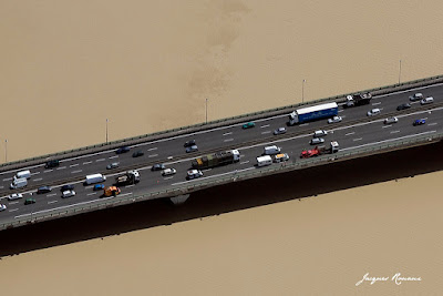 Vue aérienne d'un accident sur le Pont Mitterrand de Bordeaux