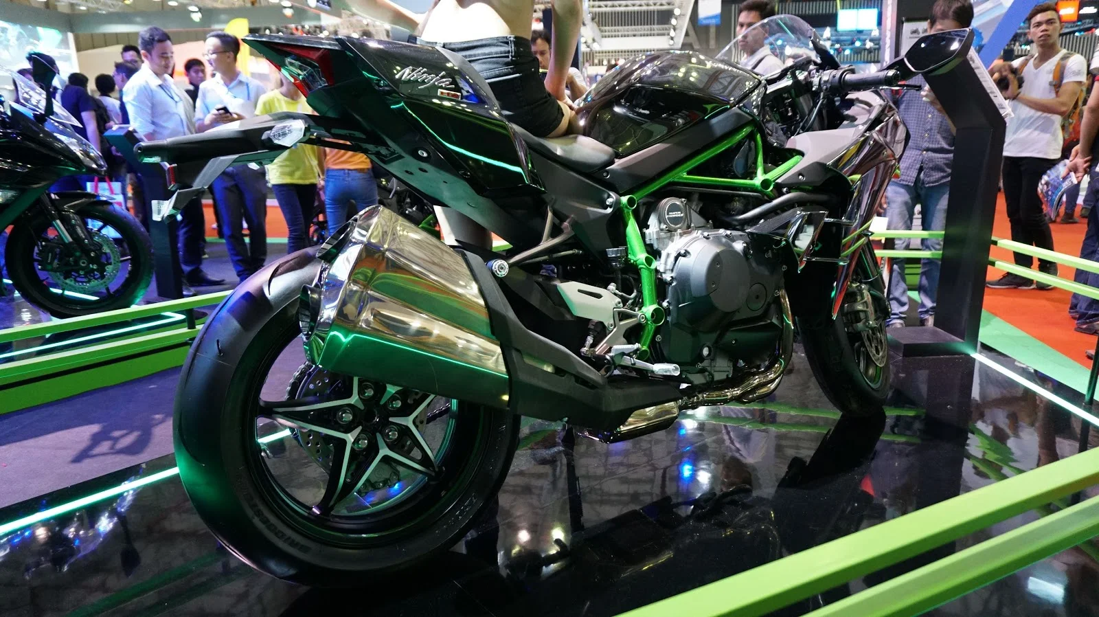 Cận cảnh siêu xe Kawasaki Ninja H2 tại VMS 2016