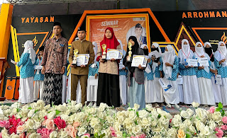 Syifa meraih juara dalam lomba puisi  tingkat kabupaten