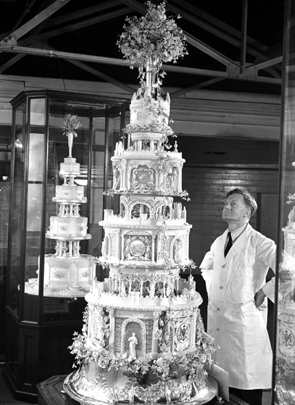 queen elizabeth 2 wedding cake. queen elizabeth wedding cake.