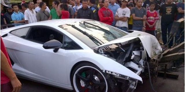Lamborghini Tabrak Pengdara Motor di Kelapa Gading