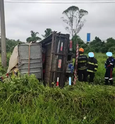 Caminhão tomba em área lindeira e condutor morre, em Itanhaém