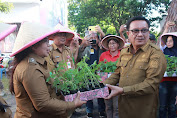 Maurits Mantiri Bagikan Bibit Untuk Lomba Menanam Kelurahan