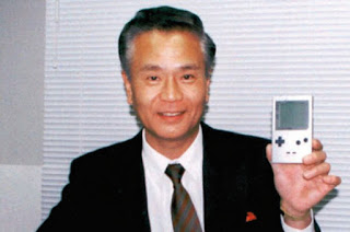 Photo de Gunpei Yokoi et d'une Game Boy