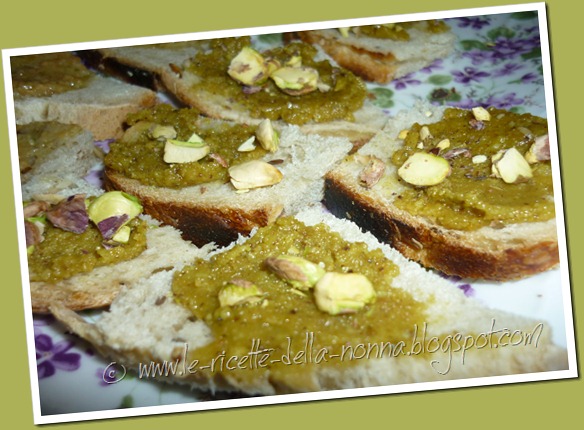 Crostini al pesto di pistacchi e pistacchi tritati (4)