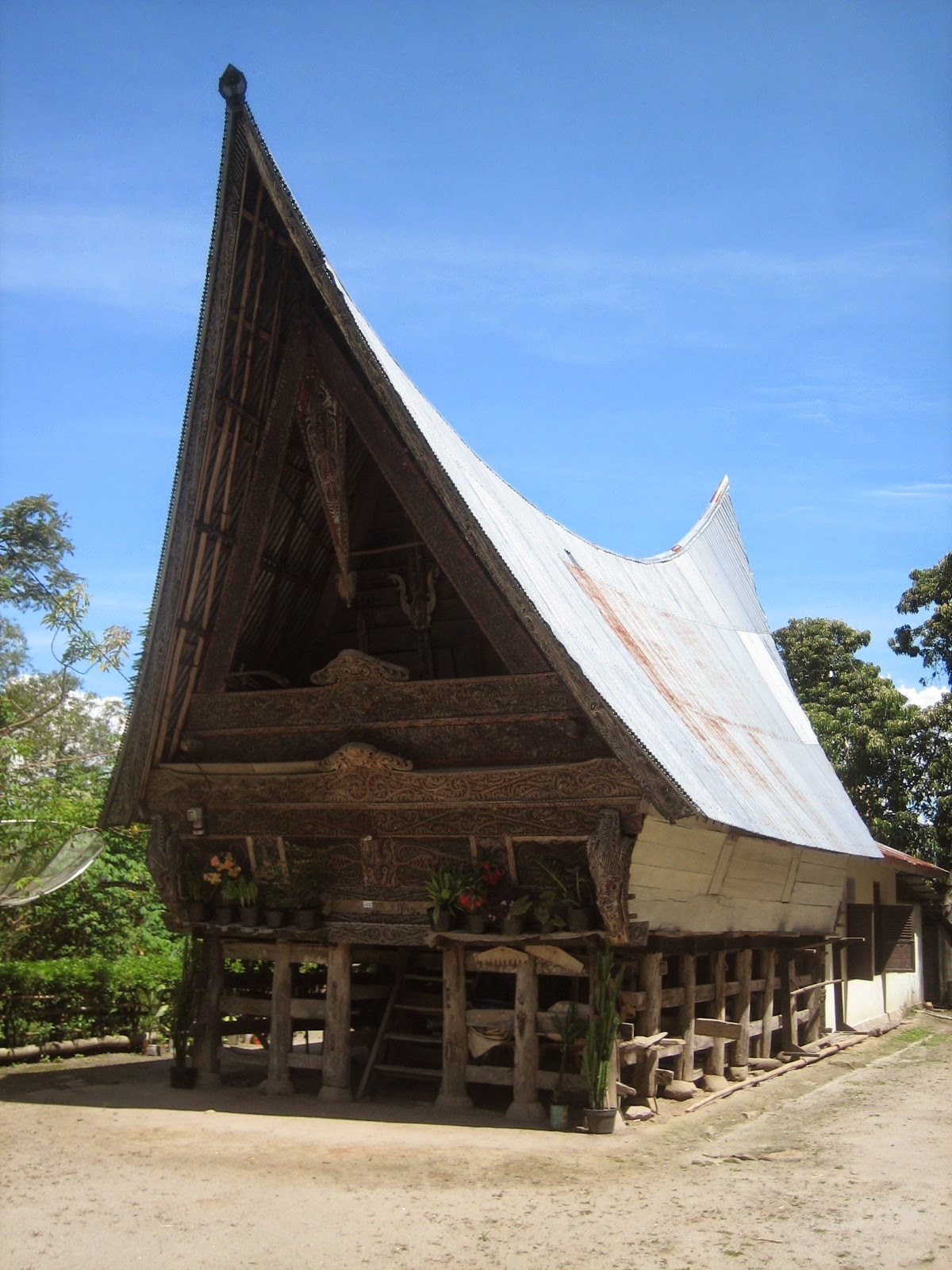 BEBERAPA RUMAH ADAT YANG ADA DI INDONESIA  SATPAM CULUY