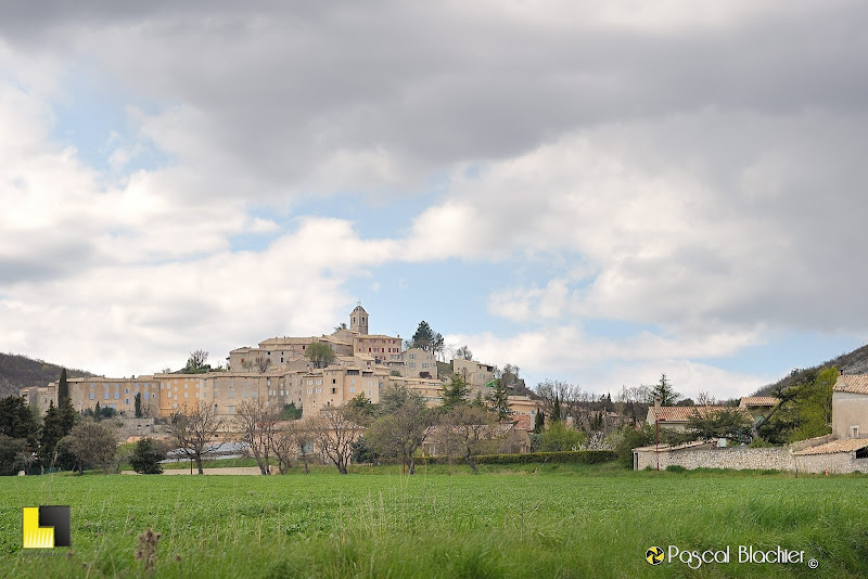 le village de banon dans les alpes de haute provence photo pascal blachier