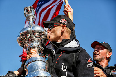 James Spithill l'a fait ! Il conserve la Coupe de l'America !