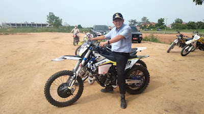 Mulai Dari Gotong Royong Sampai Main Motocross, Rangkaian Kegiatan Enos Jum'at Berkah