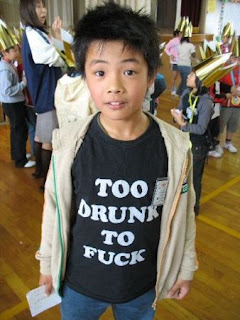 Kid wearing shirt too drunk to fuck funny