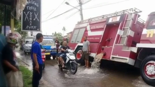 Lambatnya Pelebaran Jalan Parak Karakah, Mobil Pemadam Kebakaran Nyaris Terbalik