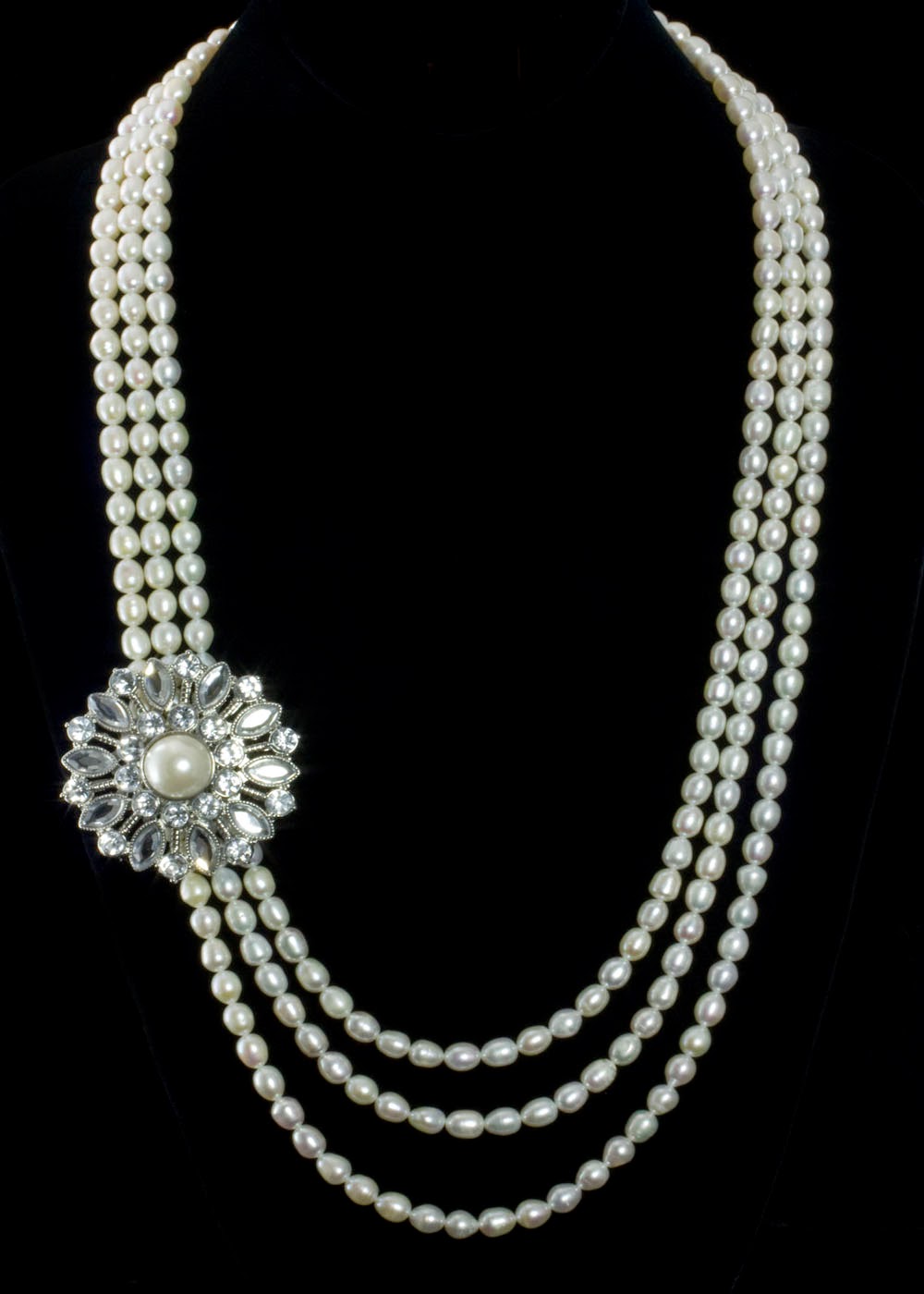 pearl necklaces with pendant flowers