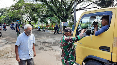 Pentingnya Gunakan Masker, Satgas Citarum Sektor 7 Bagikan Masker Dan Sosialisasi PSBB