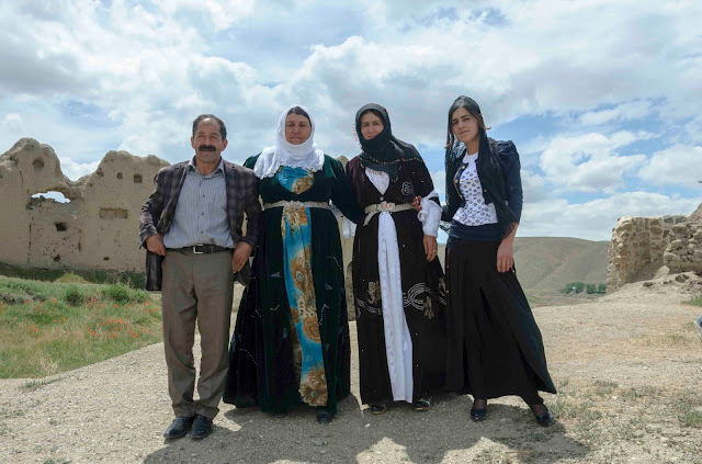 курдские деревенские женщины в праздничных одеждах, замок хошап, население гюзельсу