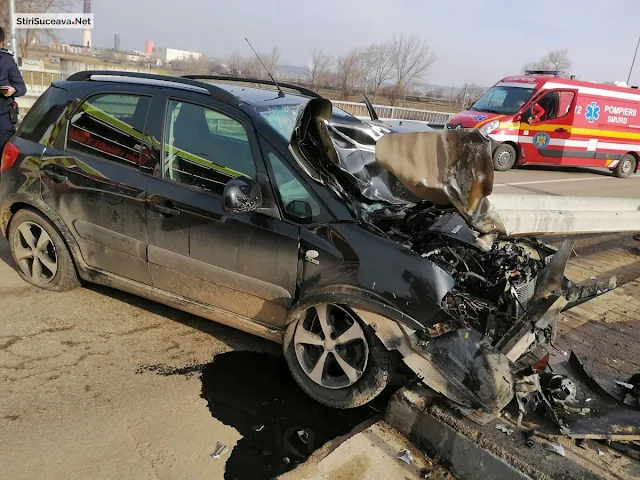 Accident pe Podul Unirii din Suceava. Adolescentă încarcerată în mașina izbită într-un parapet