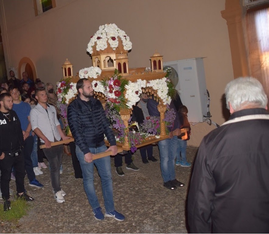 «Η ζωή εν τάφω…»: Με κατάνυξη ο επιτάφιος στην Μπαμπίνη(φωτο)