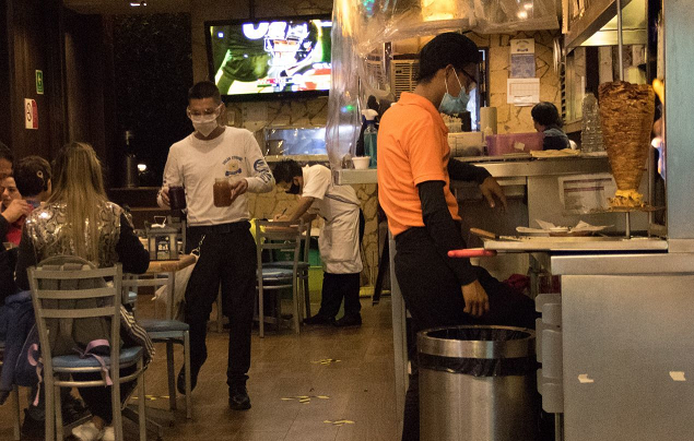 Restauranteros exigen a los gobiernos de la CDMX y Edomex abrir en interiores