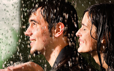fotos de enamorados en la lluvia 