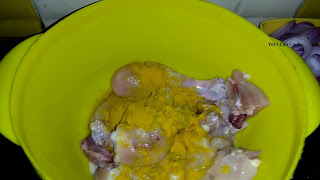 Add turmeric powder to chicken