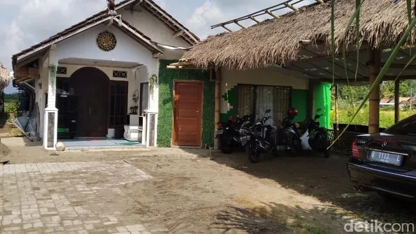 Sambil Jualan Angkringan, 'Raja' Toto Kendalikan Keraton Agung Sejagat