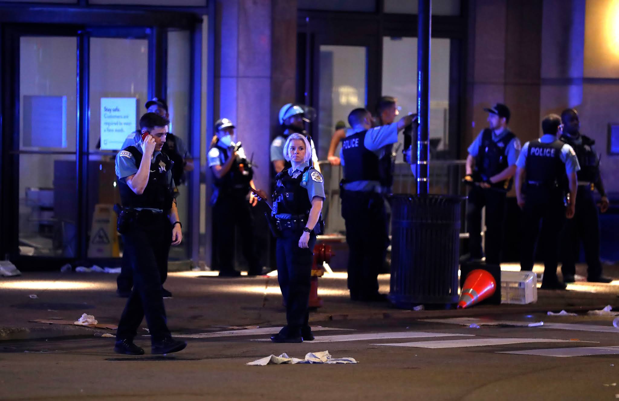 Looters smash business windows on Chicago’s Magnificent Mile