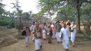 Sankarshan Das Adhikari - Devotees Relish Sublime Govardhana Parikrama