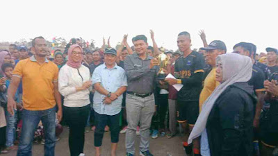 Ketua DPRD Kabupaten Bima Tutup Kejuaraan Sepak Bola Mini Bupati Cup1 Desa Tumpu 