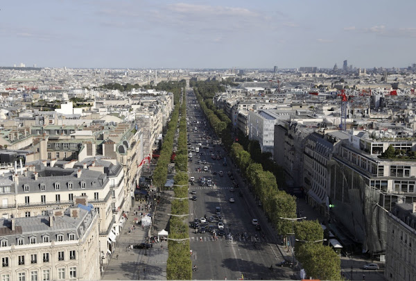 Paris : des passants ciblés par des tirs de carabine à plomb sur les Champs-Elysées, un suspect arrêté