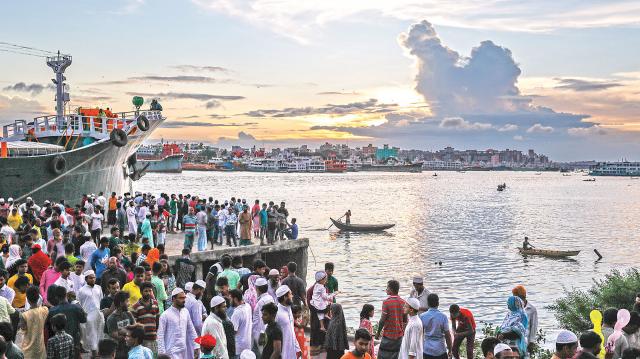 বর্ষায় বুড়িগঙ্গায় এসেছে নতুন রূপ by আশিকুজ্জামান