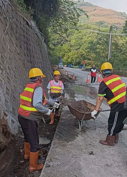 ▲職訓學員協助清理落石及路面周邊危險物品。（中彰投分署提供）