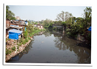 rio sucio de Mumbay