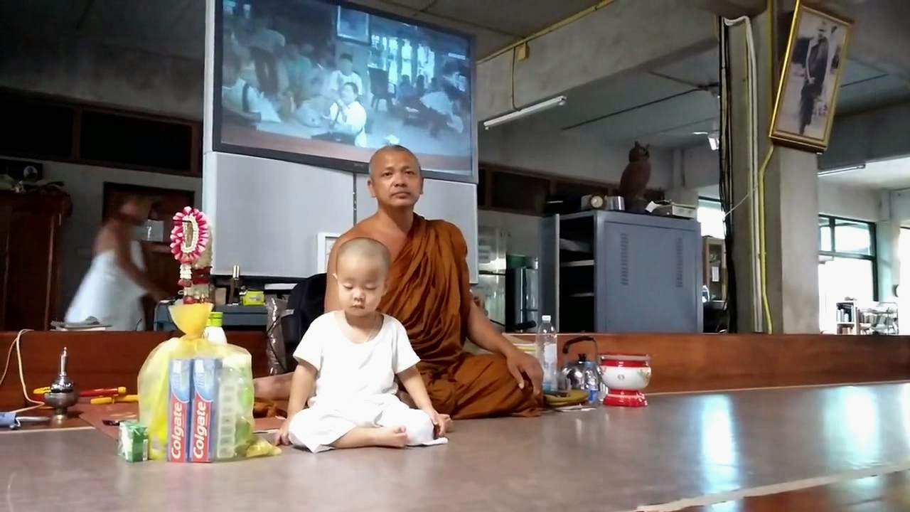 Video Biksu Kecil Lucu Nahan Ngantuk Saat Ayahnya Ceramah Berita