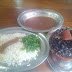  Uma feijoada que se estranha principalmente pela pouca quantidade de acompanhamentos e até mesmo de feijão, mas as carnes e o molho bem apimentado conseguem agradar muito bem... comendo Feijoada Pequena em Bar e Lanches Sabinópolis.