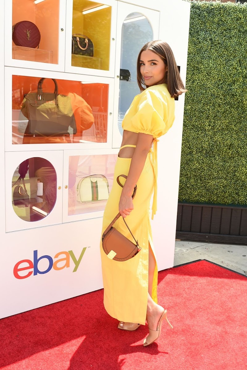 Olivia Culpo Clicks at Ebay’s Luxury Handbag Machine in Los Angeles 13 Aug-2021