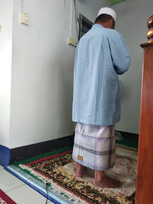 Muslim Harianjaya melakukan shalat taubat 2 rakaat