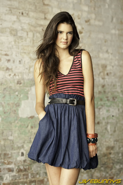 Model Kendall Jenner-Trendy Stylish Striped Fashion Style  
