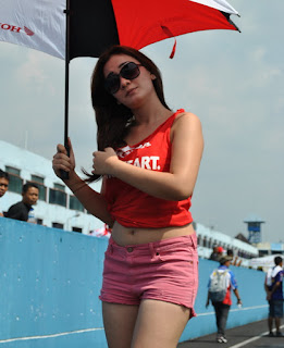 GELIAT SEXY UMBRELLA GIRL DI FINAL IRS 2013