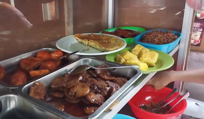 3. Jualan Nasi Uduk