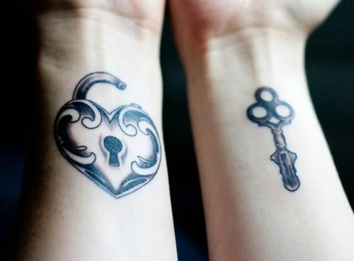 tatuajes de hermanas de candado y llave en muñecas