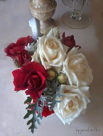 aranjament in lebada cu trandafiri albi si rosii botez