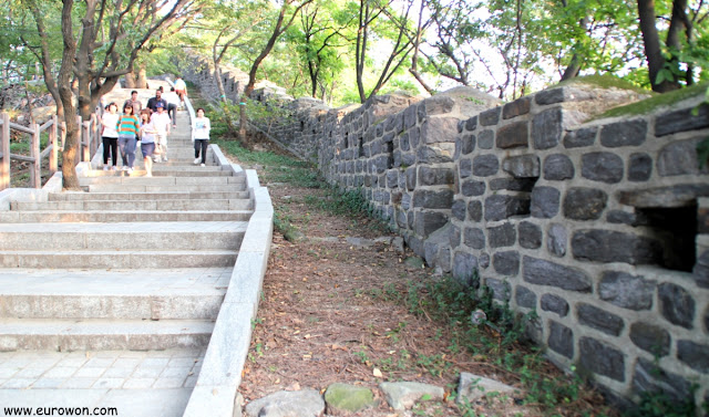 Camino de subida a la montaña Namsan por la parte sur