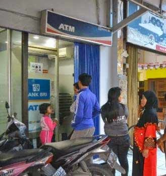 Etika ketika menggunakan mesin ATM