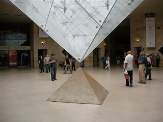 Il museo del Louvre piramide dentro
