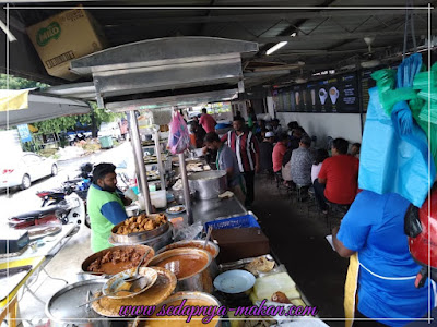 Roti canai makan dengan lauk kari yang padu