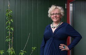 Kaffesoester in navy dress with Monies necklace of Chrysocolla 
