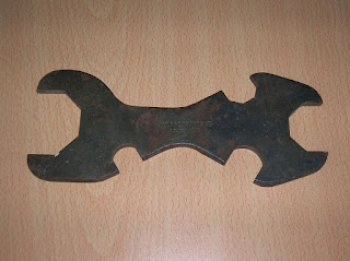 clé plate ancienne en acier forgée