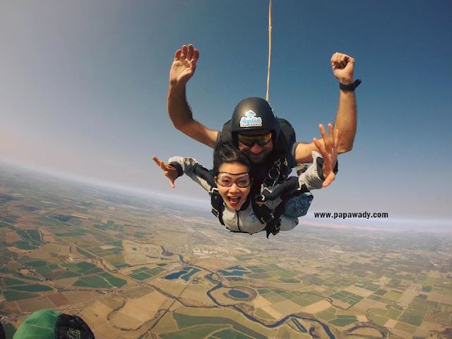 Amazing Pictures : Model Awn Seng Goes Sky Dive in USA 