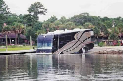 Bus Unik Penyeberang Sungai