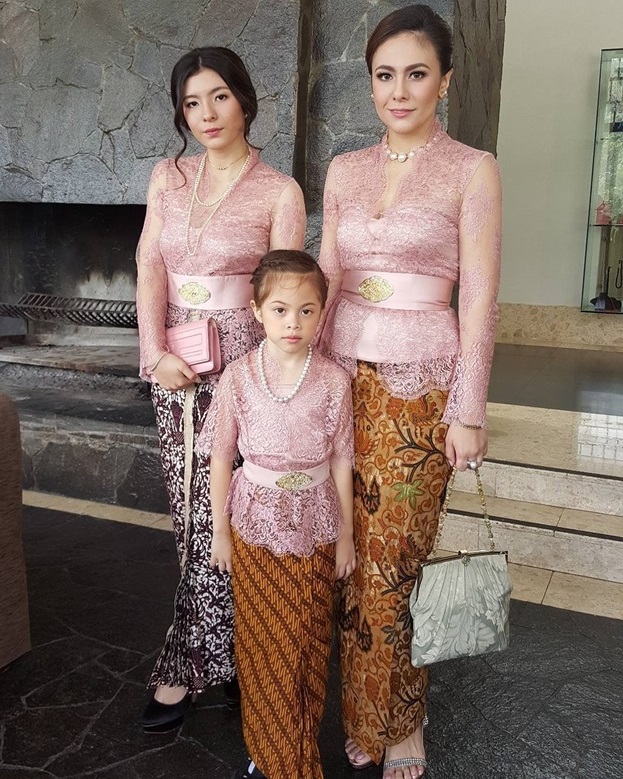 Kebaya Pernikahan Seragam Ibu  Anak  Wulan Guritno Shaloom 