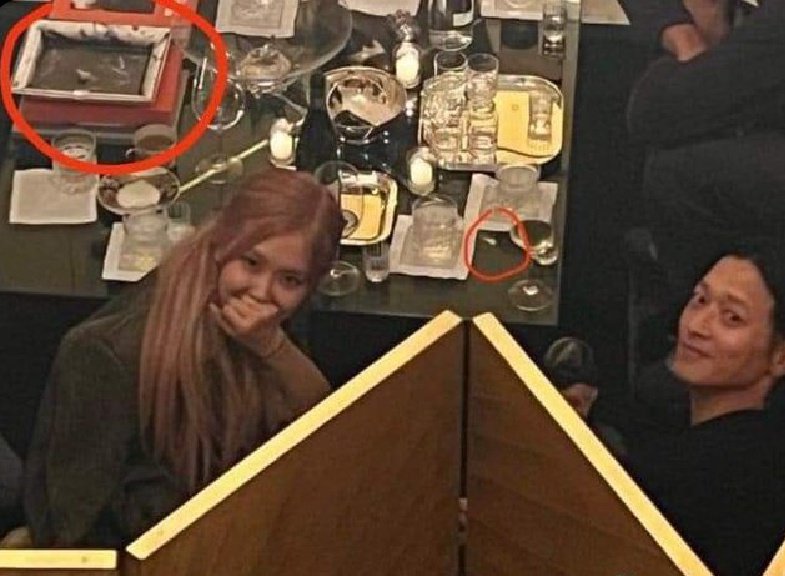 Foto de Rosé y Kang Dong Won juntos en una cena con algo extraño en la mesa